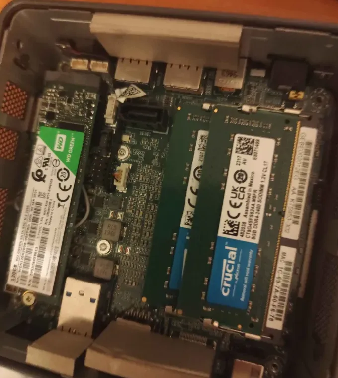 Inside the NUC 8: a WD Green M.2 SSD and two Crucial 8 GB RAM sticks